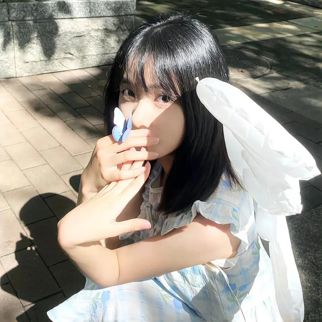坐推土机的少女